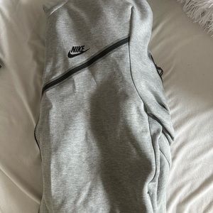 men’s gray nike tech